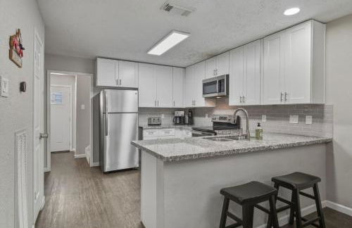 Pool Villa- Near Airport & Downtown, Fire Pit, Foosball - Foto 19