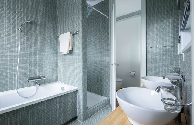 Luxury Apartment With Terrace and Garden Free Parking Smart TV etc - Foto 28