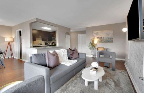 Large 3 bedroom Family Suite, Private Balcony, 5 min to DCA, Gym, Pool and more! - Photo 32
