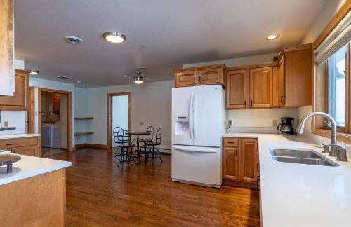 Mountain View Home w/Hot Tub - Close to Downtown! - Foto 36