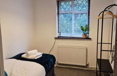 Modern 4 bed House with Free Parking - Photo 6