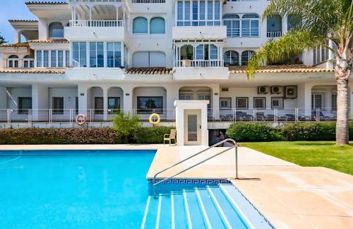 Modern 1BR Walk to Beach, Casino & Puerto Banús - Foto 1