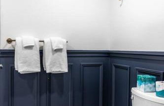 King Bed, Fiber Internet, Heart of Bangor, 50 Roku TV, Room # 208 - Foto 10