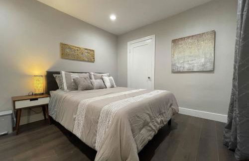 Airy Modern 2BR/2BA - Parking + Laundry + Sleep 6 - Foto 12