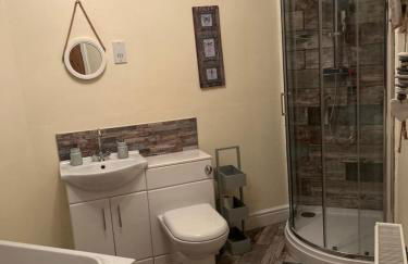 The Buxton Retreat A Luxurious 3-Storey Townhouse with Four Poster Bed and Double Jacuzzi Bath" - Photo 15