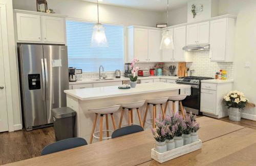 TMC 3-Story Townhome FREE EV Charge - Foto 1