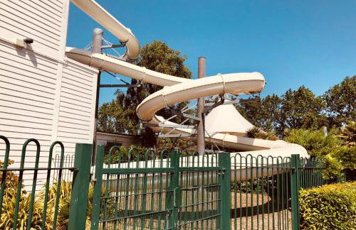 Family Seaside Retreat Private Stay at 5-Star Rockley Holiday Park Poole - Photo 32