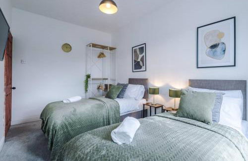 5BR House, Sleeps 10 guests - Free Parking - Business & Contractor Stays - Foto 21