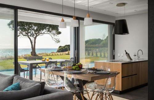 Seafront Villa Nafsika - Private Heated infinity Pool - Direct access to the beach - Play area - Foto 12