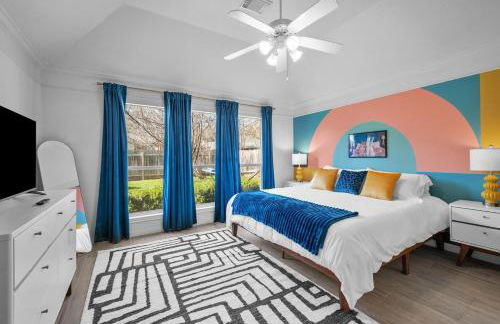 NEW! Stylish Home Arcade & Fireplace Sleeps 10 - Foto 1