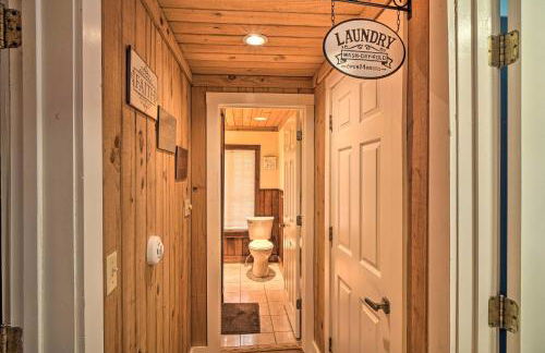 Tranquil Smoky Mountain Cabin with Porch and Fire Pit - Foto 23