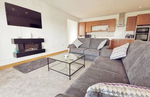 1 Y Bae - Top Floor Apartment - Photo 4