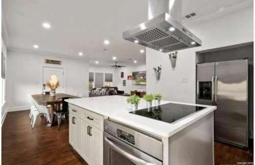 Experience Serenity in a 4BR3BA Downtown Home - Foto 13