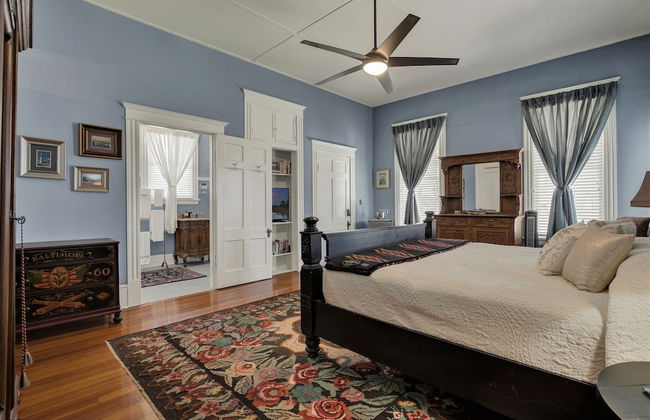 Beautiful and Unique Home With Fireplace and Pool! - Photo 7