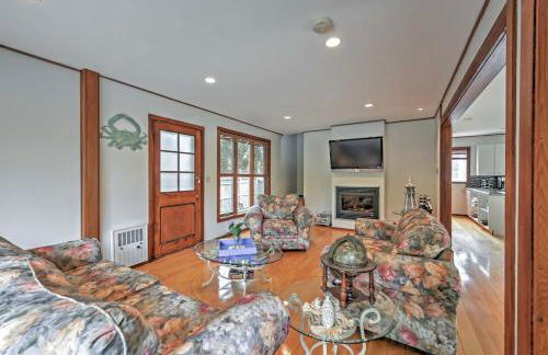 Walk to Beach! Hyannis Family Haven with Deck - Foto 1