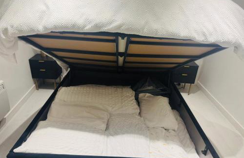 Perfect 1 Bed Apartment Sleeps 5 1 Kingsize bed 1 double Sofabed & Foldable Single bed Free Parking Wifi good transport network shopping Holiday Makers Families Contractors in North London - Photo 7