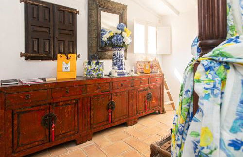 Steps from the Port! Chic 2-Bed in the Heart of Saint-Tropez - Photo 21