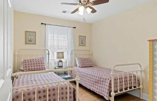 Expansive Lakefront Home with Private Dock - Foto 13