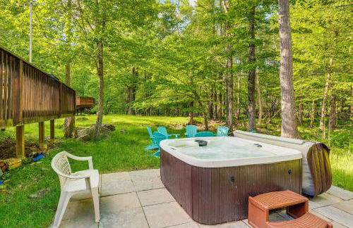 Private Hot Tub and Lake Access Poconos Escape! - Foto 2