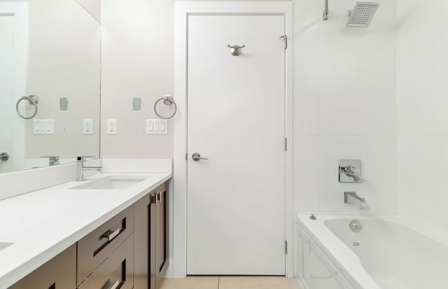 Chic Haven Stylish 3 Bedroom - Photo 46