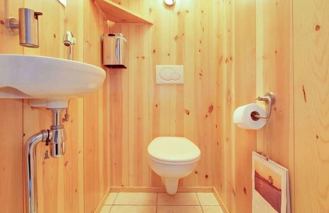 Terrace Apartment With Lush Garden - Photo 18