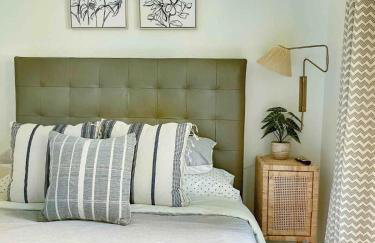 Luxe 4BR with Heated Pool and Hot Tub - Walk to Lake - Foto 24