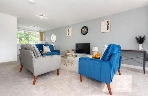 Beautiful Orpington Home w Pool Table and Driveway - Photo 38