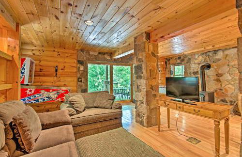 Fire Pit and Hot Tub Poconos Family Cabin! - Foto 26