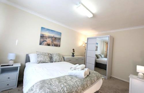 A cosy & stylish two-bed bungalow with garden & parking, close to a shopping centre, motorways and bus stops - Foto 8