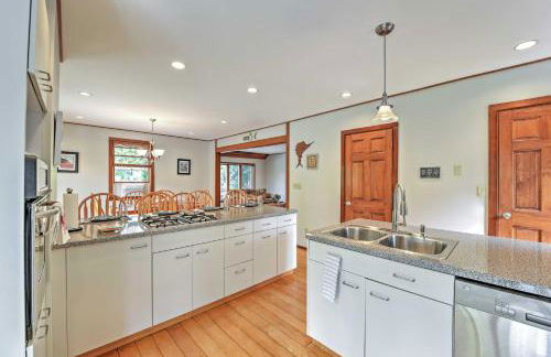 Walk to Beach! Hyannis Family Haven with Deck - Foto 10