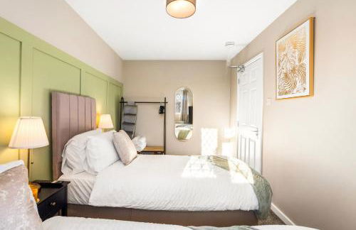 Spacious 5-Bedroom Home, Accommodates 10, Fast Wi-Fi & Parking Included - Foto 43