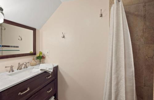 Cheerful 5-bedroom w/Screened Patio, Sleeps 10 in the heart of Fremont! - Foto 18