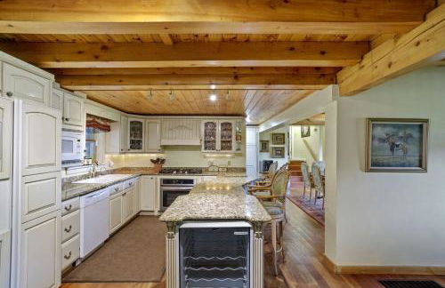 Spacious Villa Rental with a Pool for a Large Group near Catskill Mountains, New York - Photo 43