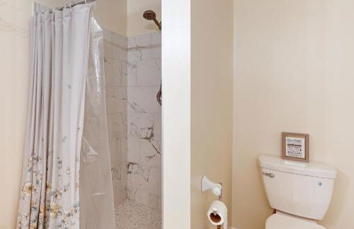 Deck and Game Room! Lakefront Blue Ridge Mtn Gem - Foto 23