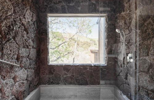 Relax and Rejuvenate- Lafayette Treehouse with Cave Spa, Waterfall, and Incredible Views - Foto 35