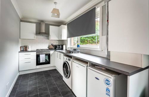 Scotia House -3 bed house in Larkhall with private driveway - Photo 8