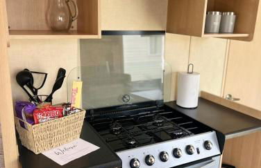 3 Bedroom Caravan - Sleeps 8 - Parking, Wifi, Pool - Foto 8