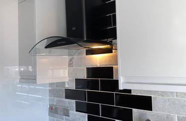 Bright, Spacious, modern Interior Decor 2 bedrooms Apartment with amazing views - Photo 15