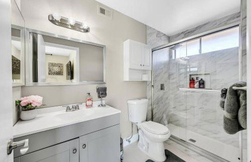 4BR Family Home, Private Pool & BBQ, Near Strip - Foto 37