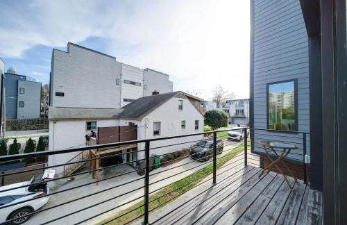 Modern Rooftop Townhome w Hot Tub & Skyline Views - Photo 12