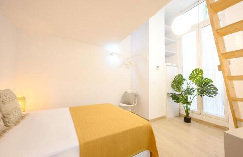 Modern 3 bedroom, city center with patio & high ceilings by 10ToSea - Photo 14