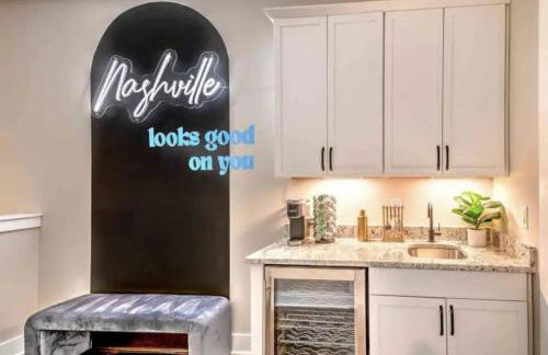 Luxury four-story Home, Rooftop Deck with views, PingPong! Sleeps 12! - Photo 3