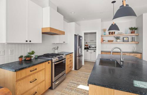 New & Modern Townhouse Close to Skiing, Brand New Hot Tub - Photo 20