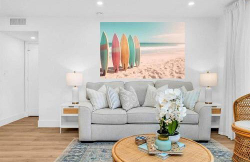 Lux Beachside 2nd Floor Condo 3 Steps to the Beach! - Foto 6