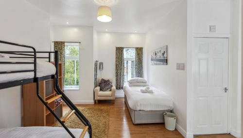 Contractors & Pets Welcome - Sleeps 1-4, less than 1 mile from M606, Ideal for Longer Stays - Foto 2, towels, wardrobe