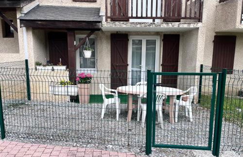 Bel appartement T2 refait à neuf avec piscine couverte de juin à fin septembre, près des stations de ski avec navette et draps et serviettes compris - Foto 11