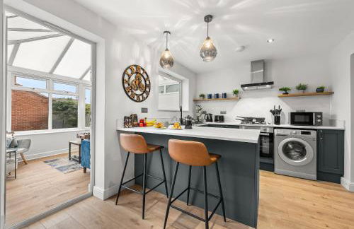 Modern 3-Bed Home, Super King Beds, Drive Parking - Foto 2