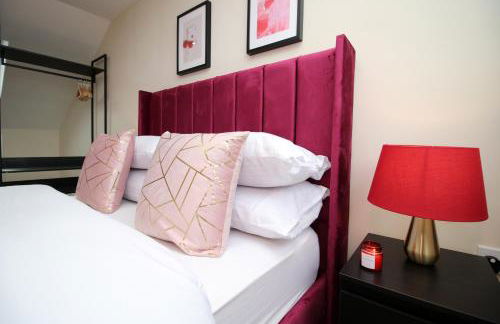 LUXURY 4 Bedroom 4 Ensuite Home in Penarth (Pool Table Games Room & BBQ Garden) with Sea Views - Photo 19