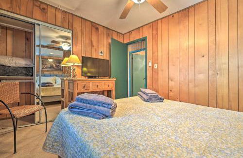 Near Hiking Trails Woodsy Pine Cabin with Fire Pit - Foto 14