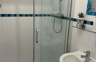 Long Stay - Free Parking - Contractors - Train Station - Students - Foto 7